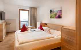 Das Doppelbett im Familienzimmer. 